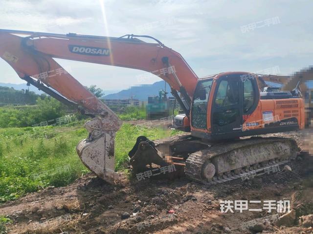 斗山DX220LC-9C挖掘機(jī)
