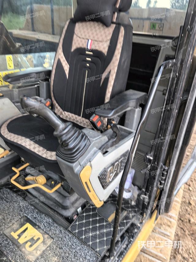 駕駛室整體(整機(jī)外觀) 駕駛室整體(整機(jī)外觀)