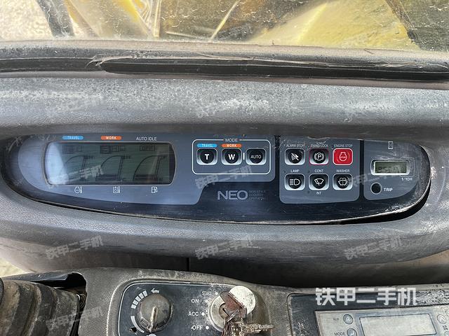 駕駛室頂部(整機(jī)外觀) 駕駛室頂部(整機(jī)外觀)