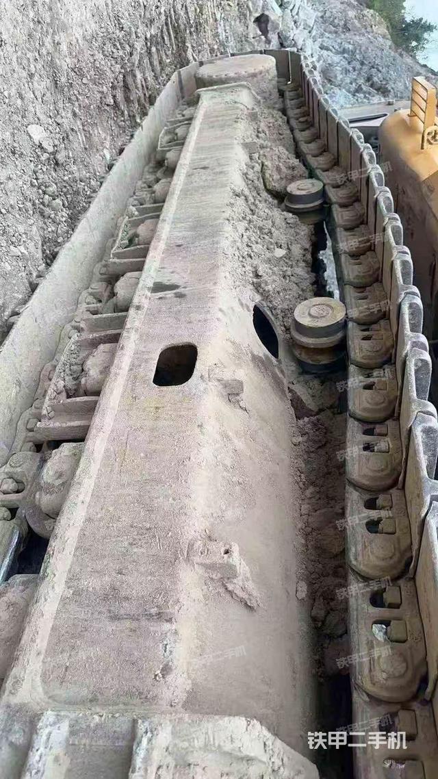 單側(cè)履帶整體(整機(jī)外觀) 單側(cè)履帶整體(整機(jī)外觀)