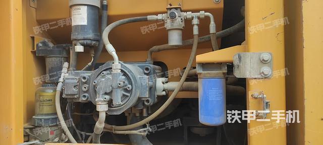 液壓泵艙室正面整體(整機(jī)外觀) 液壓泵艙室正面整體(整機(jī)外觀)
