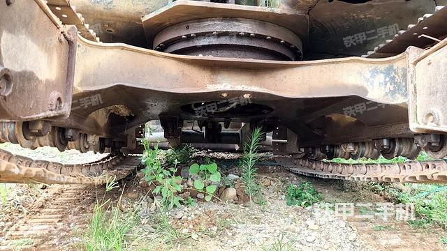 转盘和下车架正前(工作和回转装置) 转盘和下车架正前(工作和回转装置)