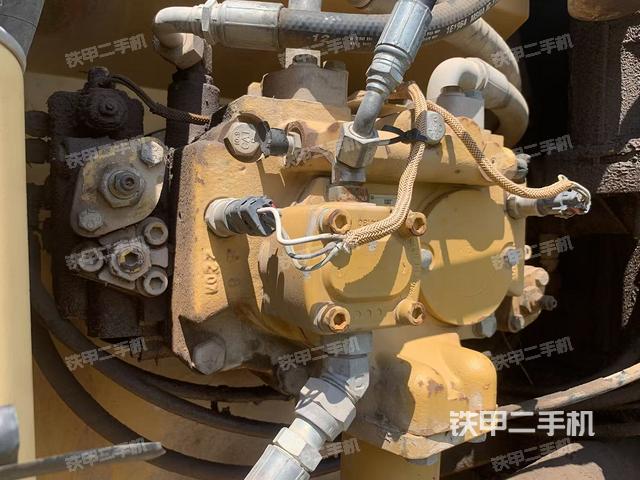 液压泵舱室正面整体(整机外观) 液压泵舱室正面整体(整机外观)