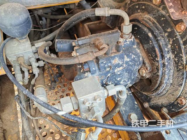 液壓泵艙室正面整體(整機(jī)外觀) 液壓泵艙室正面整體(整機(jī)外觀)