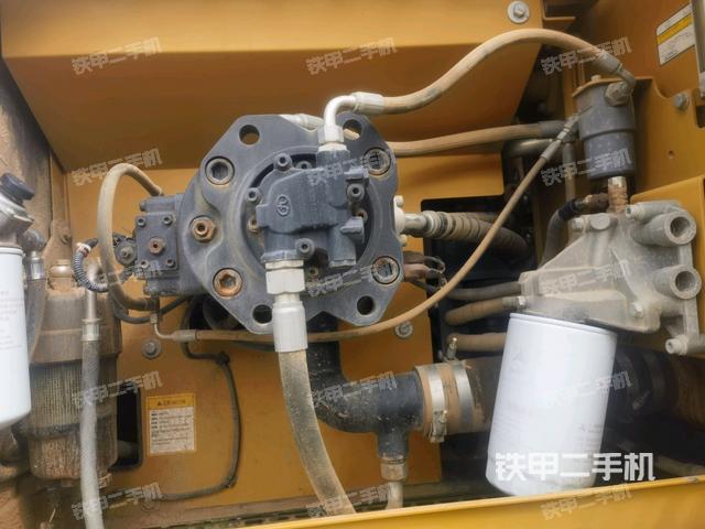 液壓泵艙室正面整體(整機外觀) 液壓泵艙室正面整體(整機外觀)