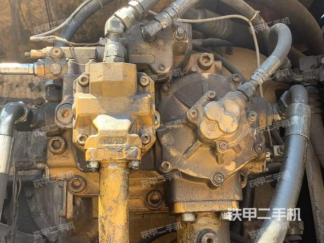 液壓泵艙室正面整體(整機外觀) 液壓泵艙室正面整體(整機外觀)