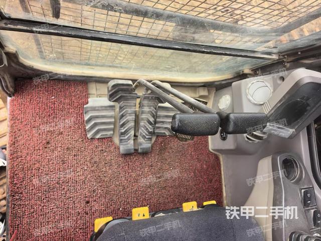行走控制手柄和踏板?俯拍(駕駛室部分) 行走控制手柄和踏板?俯拍(駕駛室部分)
