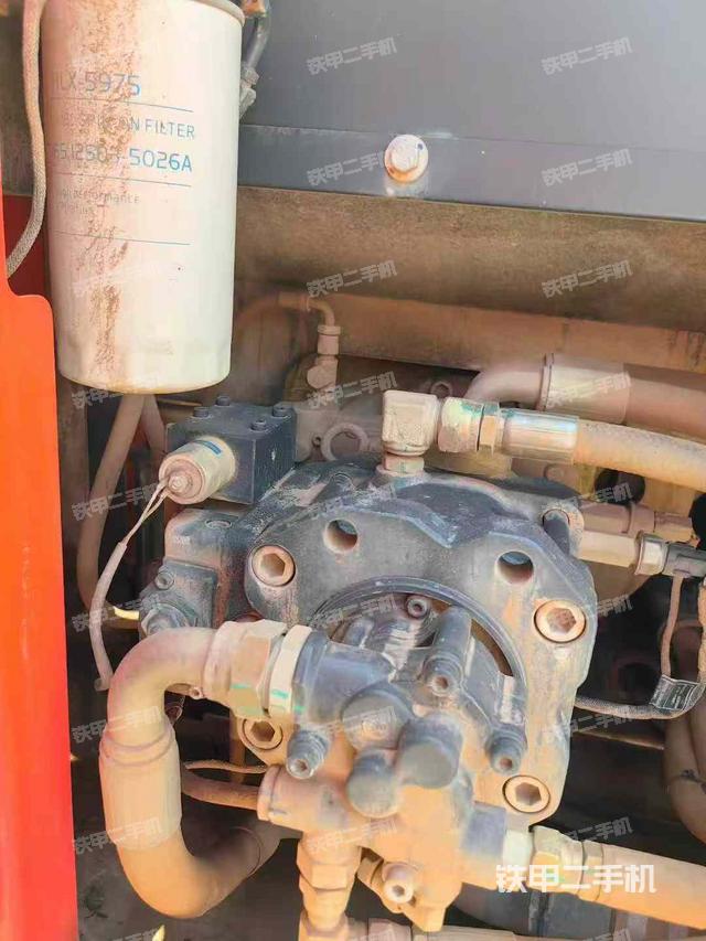 液压泵舱室正面整体(整机外观) 液压泵舱室正面整体(整机外观)