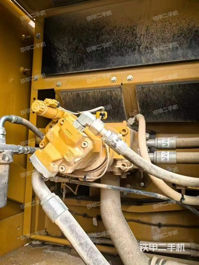 液压泵舱室正面整体(整机外观) 液压泵舱室正面整体(整机外观)