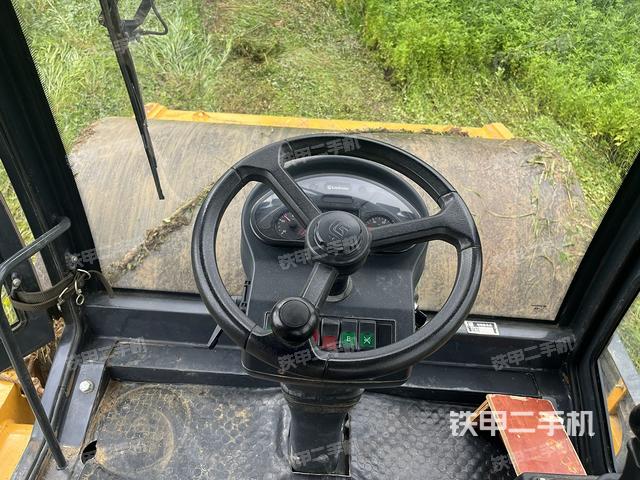 整機(jī)右側(cè)(設(shè)備外觀及核心部件) 整機(jī)右側(cè)(設(shè)備外觀及核心部件)