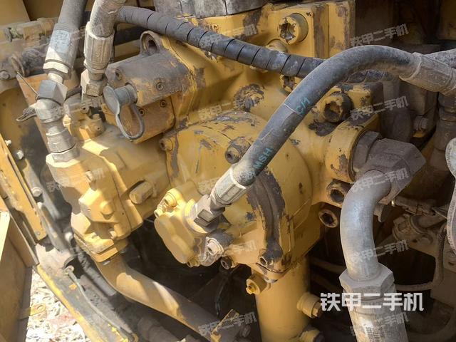液壓泵艙室正面整體(整機外觀) 液壓泵艙室正面整體(整機外觀)