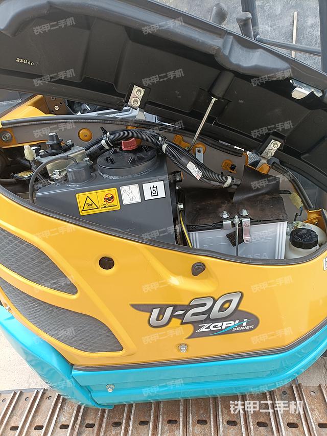 液压泵舱室正面整体（整机外观）