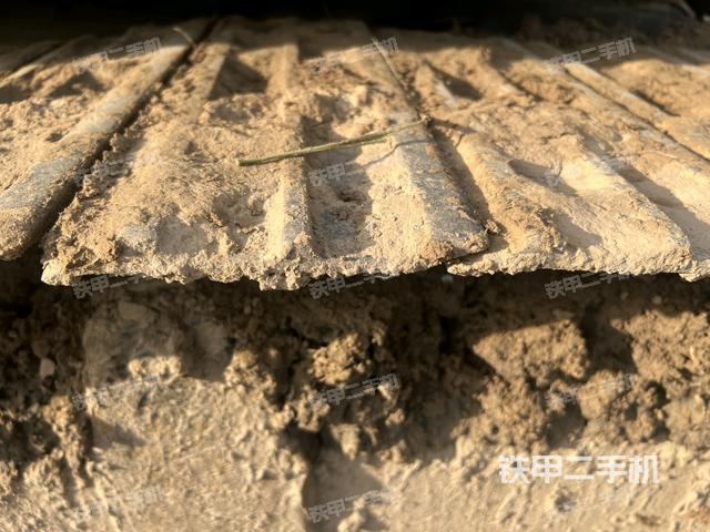 单侧履带整体(整机外观) 单侧履带整体(整机外观)