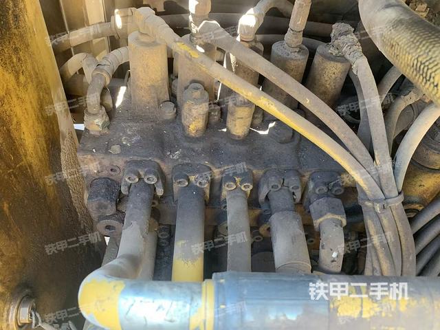 回转马达和主控阀(整机外观) 回转马达和主控阀(整机外观)