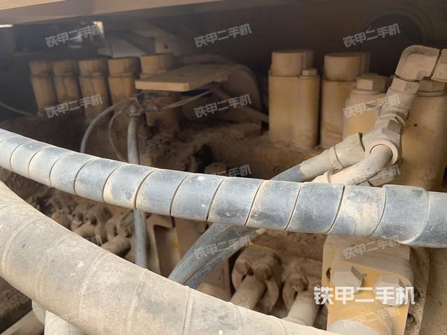 回轉(zhuǎn)馬達和主控閥(整機外觀) 回轉(zhuǎn)馬達和主控閥(整機外觀)