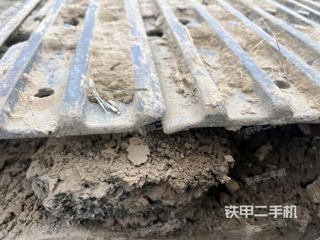 單側(cè)履帶整體(整機(jī)外觀) 單側(cè)履帶整體(整機(jī)外觀)