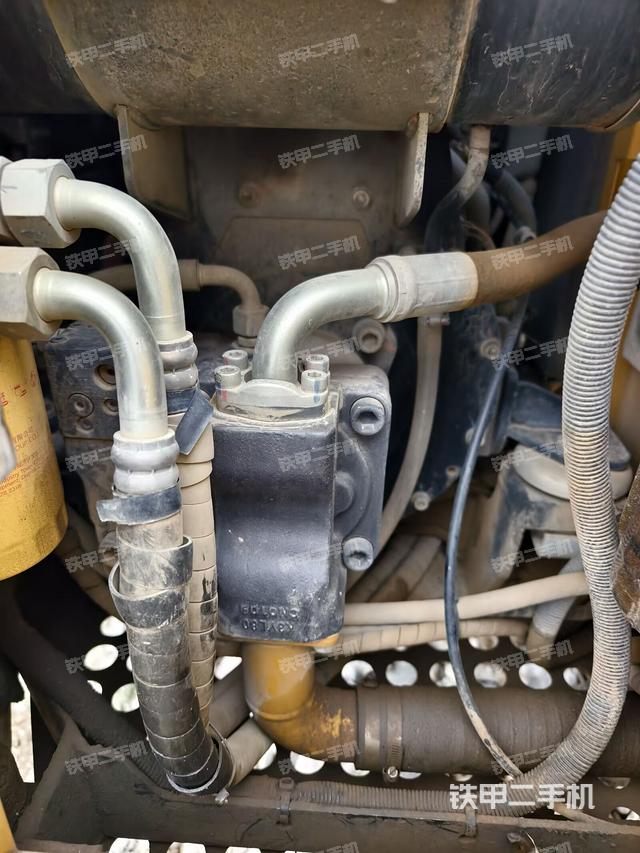 液壓泵艙室正面整體(整機(jī)外觀) 液壓泵艙室正面整體(整機(jī)外觀)
