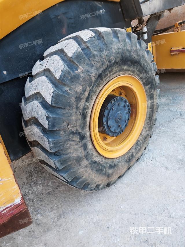 整機(jī)右側(cè)(設(shè)備外觀及核心部件) 整機(jī)右側(cè)(設(shè)備外觀及核心部件)