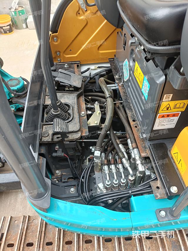 回转马达和主控阀（整机外观）