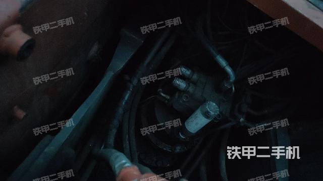 回转马达和主控阀(整机外观) 回转马达和主控阀(整机外观)