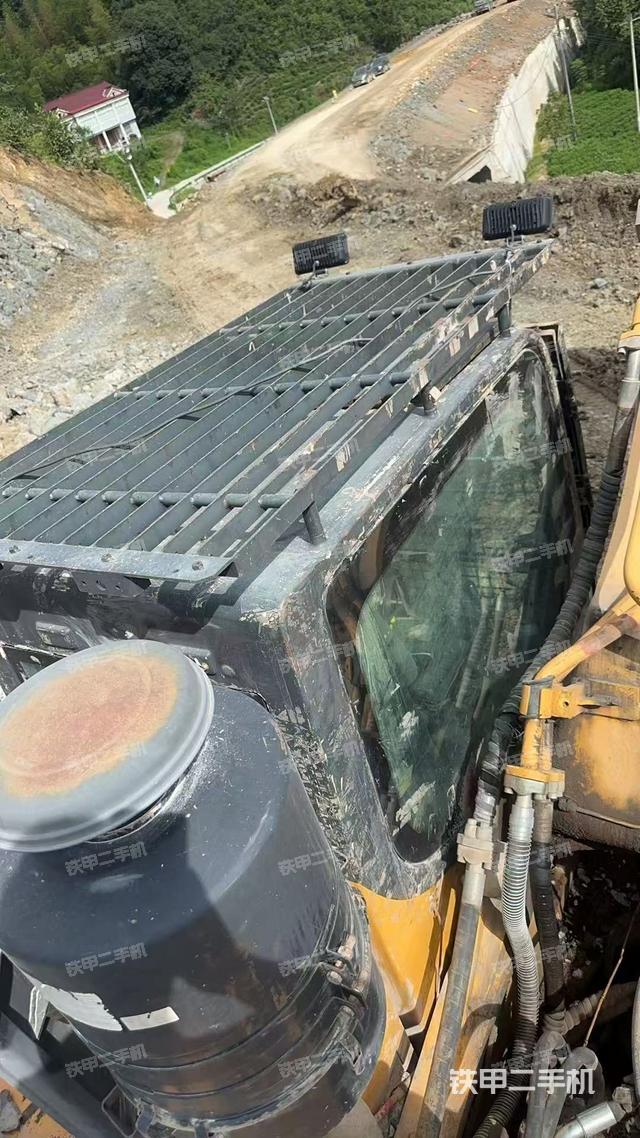 駕駛室頂部(整機(jī)外觀) 駕駛室頂部(整機(jī)外觀)