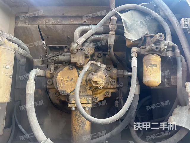 液压泵舱室正面整体（整机外观）