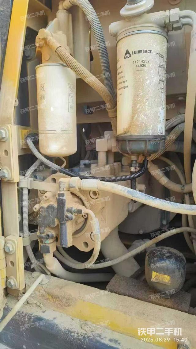 液壓泵艙室正面整體(整機外觀) 液壓泵艙室正面整體(整機外觀)