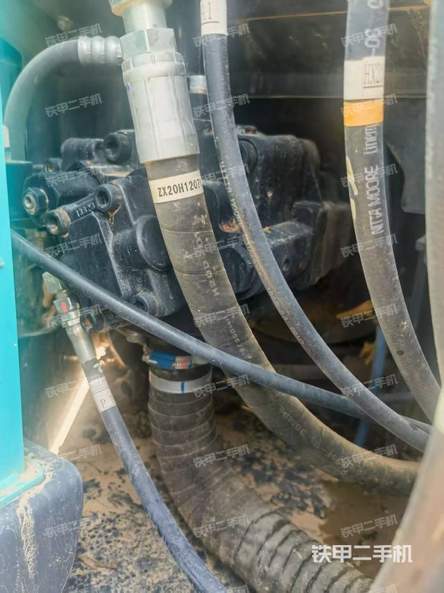 液壓泵艙室正面整體(整機(jī)外觀) 液壓泵艙室正面整體(整機(jī)外觀)