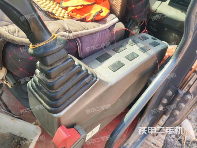 座椅左側(cè)控制臺(tái)/音響/含左手柄(駕駛室部分) 座椅左側(cè)控制臺(tái)/音響/含左手柄(駕駛室部分)