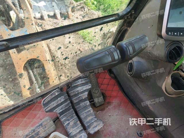 行走控制手柄和踏板?俯拍(駕駛室部分) 行走控制手柄和踏板?俯拍(駕駛室部分)