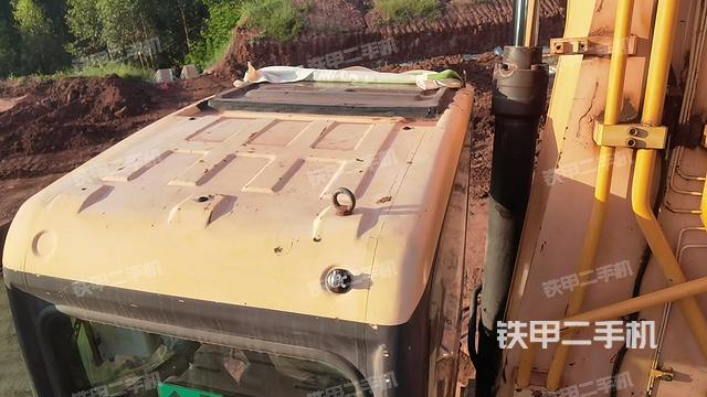 駕駛室頂部(整機(jī)外觀) 駕駛室頂部(整機(jī)外觀)