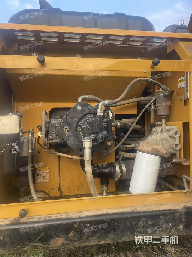 液壓泵艙室正面整體(整機(jī)外觀) 液壓泵艙室正面整體(整機(jī)外觀)