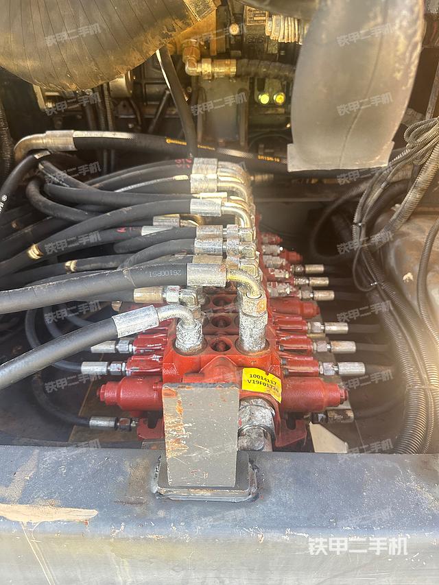 回转马达和主控阀（整机外观）