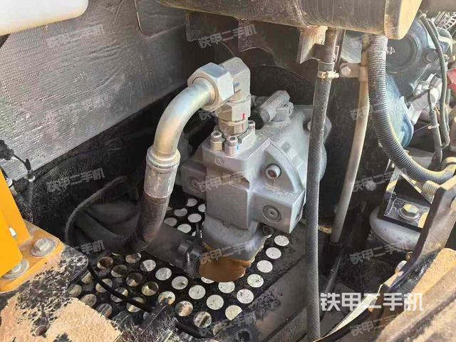 液壓泵艙室正面整體(整機(jī)外觀) 液壓泵艙室正面整體(整機(jī)外觀)