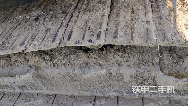 單側(cè)履帶整體(整機外觀) 單側(cè)履帶整體(整機外觀)
