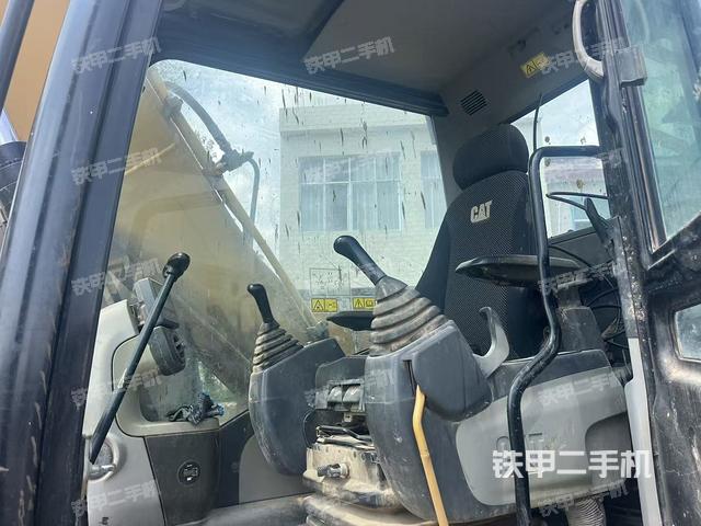 駕駛室整體(整機(jī)外觀) 駕駛室整體(整機(jī)外觀)
