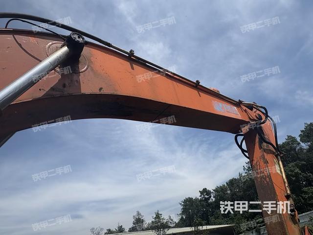 大臂油缸整体 竖拍(工作和回转装置) 大臂油缸整体 竖拍(工作和回转装置)