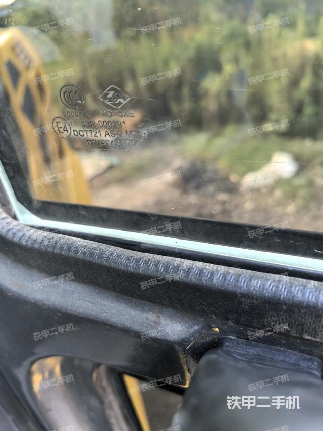 后窗玻璃角標(駕駛室部分) 后窗玻璃角標(駕駛室部分)