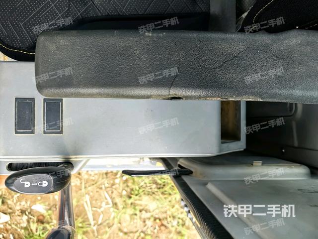 座椅右側控制臺/鑰匙門/油門/含右手柄(駕駛室部分) 座椅右側控制臺/鑰匙門/油門/含右手柄(駕駛室部分)