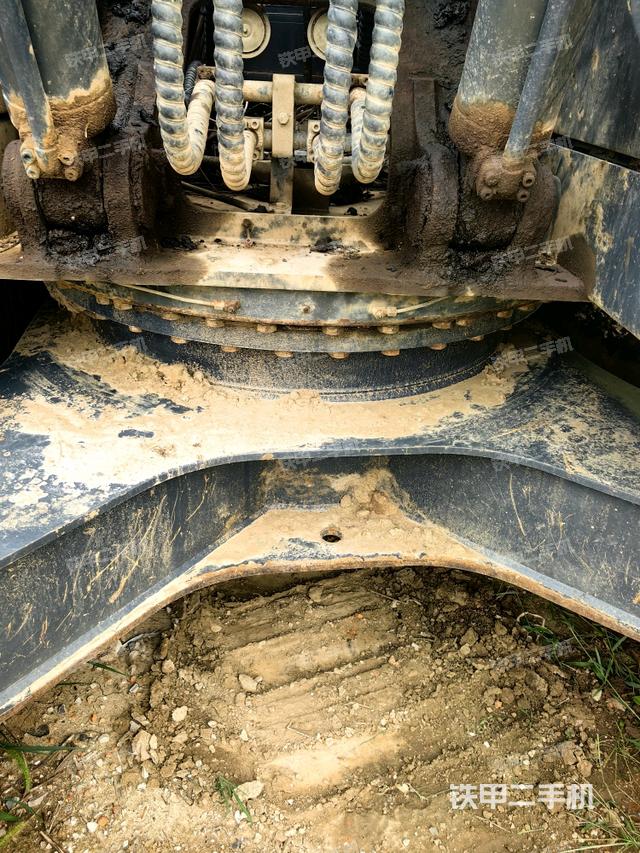轉盤和下車架正前(工作和回轉裝置) 轉盤和下車架正前(工作和回轉裝置)