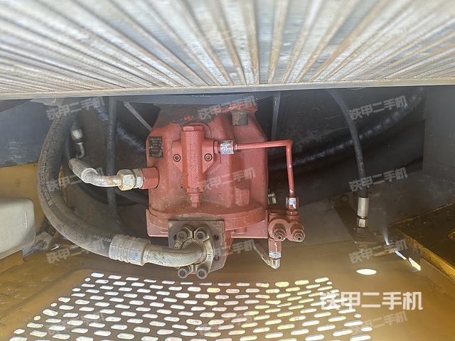 液压泵舱室正面整体（整机外观）