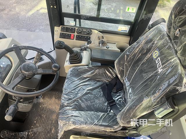 駕駛室工作臺(整機(jī)外觀及大件) 駕駛室工作臺(整機(jī)外觀及大件)