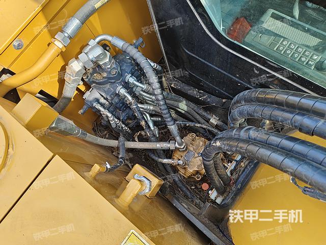 回轉(zhuǎn)馬達(dá)和主控閥（整機(jī)外觀）