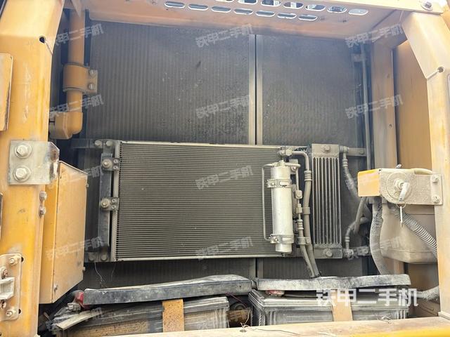 散熱器正面(大件艙室) 散熱器正面(大件艙室)