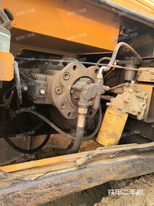 液壓泵艙室正面整體(整機(jī)外觀) 液壓泵艙室正面整體(整機(jī)外觀)