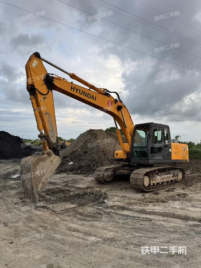 現(xiàn)代R215-7C挖掘機