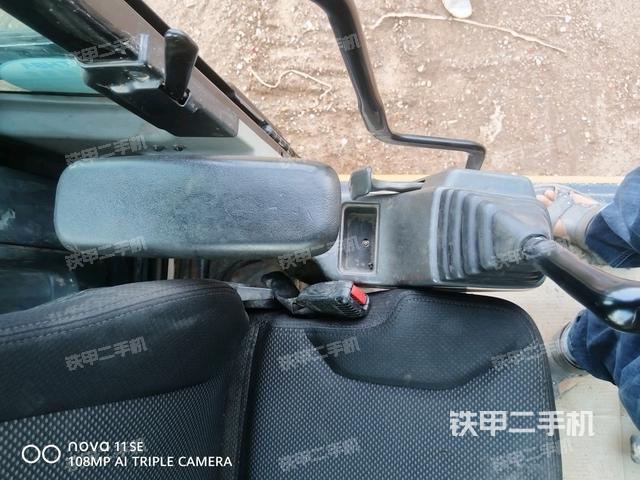 座椅右侧控制台/钥匙门/油门/含右手柄(驾驶室部分) 座椅右侧控制台/钥匙门/油门/含右手柄(驾驶室部分)
