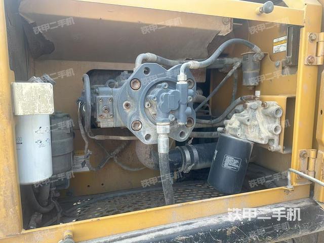 液壓泵艙室正面整體(整機外觀) 液壓泵艙室正面整體(整機外觀)