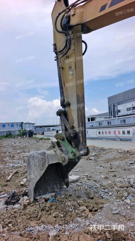 小臂整体左后(工作和回转装置) 小臂整体左后(工作和回转装置)