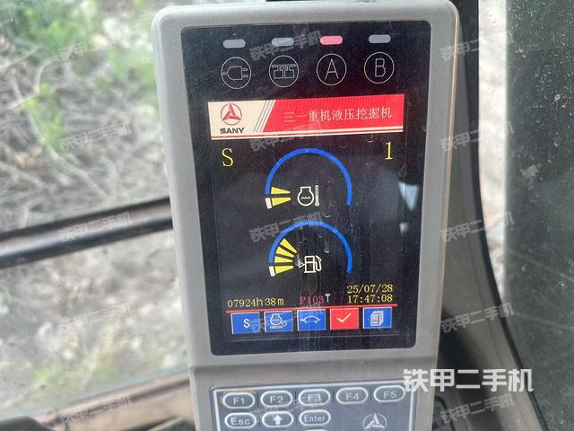 駕駛室整體(整機外觀) 駕駛室整體(整機外觀)